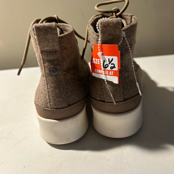 OTBT light brown color wool ankle booties laceup front size 6.5 NWT - Picture 3 of 7